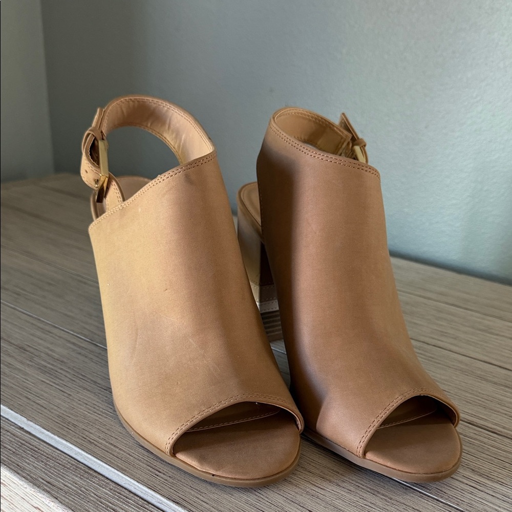 Women’s Peep-Toe Slingback Heeled Sandals in Tan